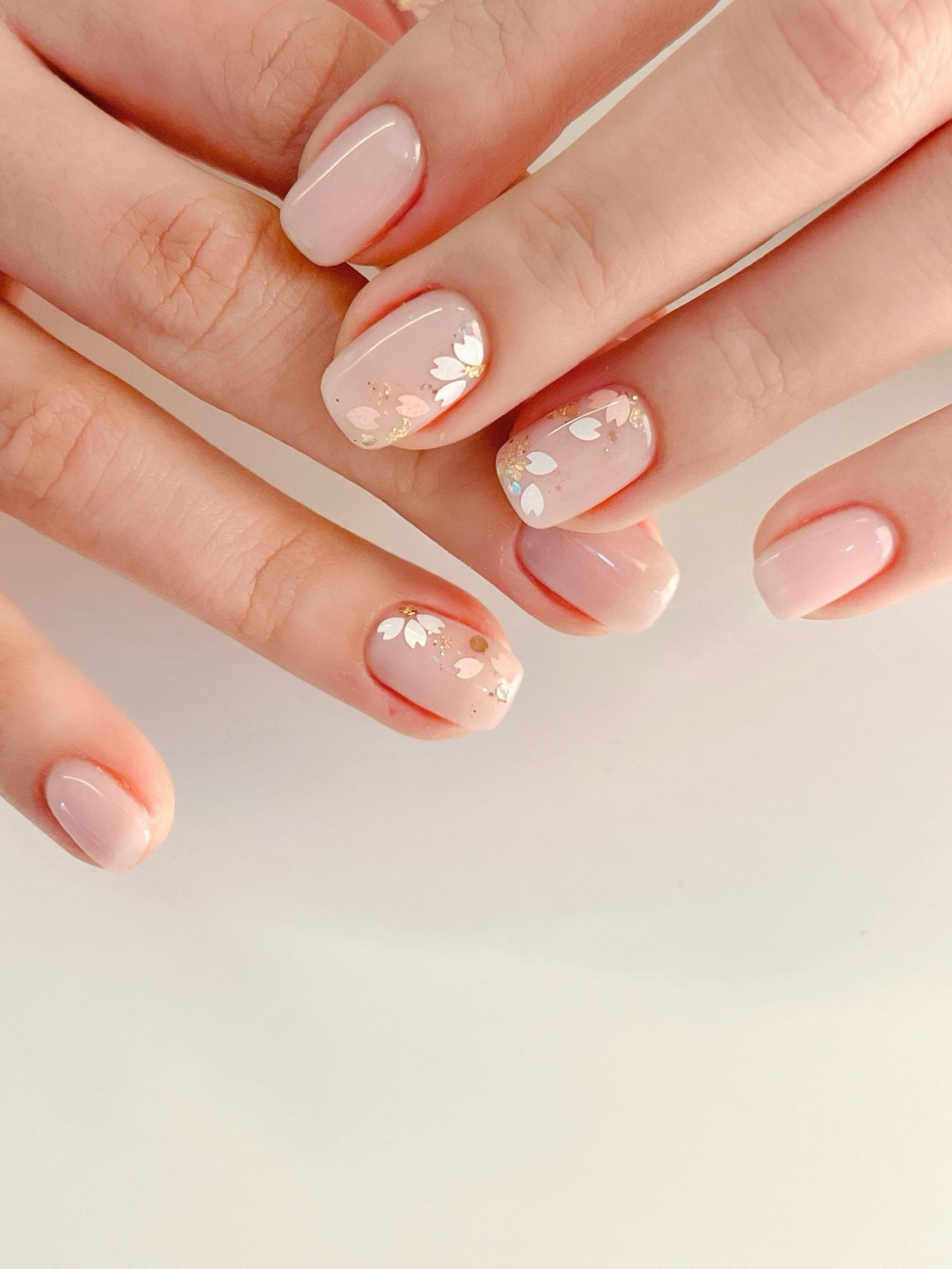 Мини-цветочки на ногтях: нежный маникюр, который вернулся в тренды