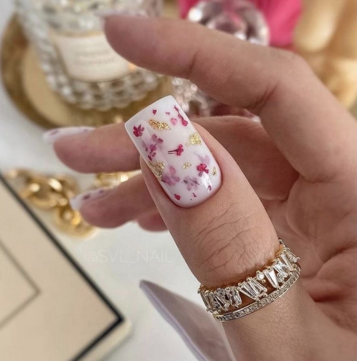 Мини-цветочки на ногтях: нежный маникюр, который вернулся в тренды