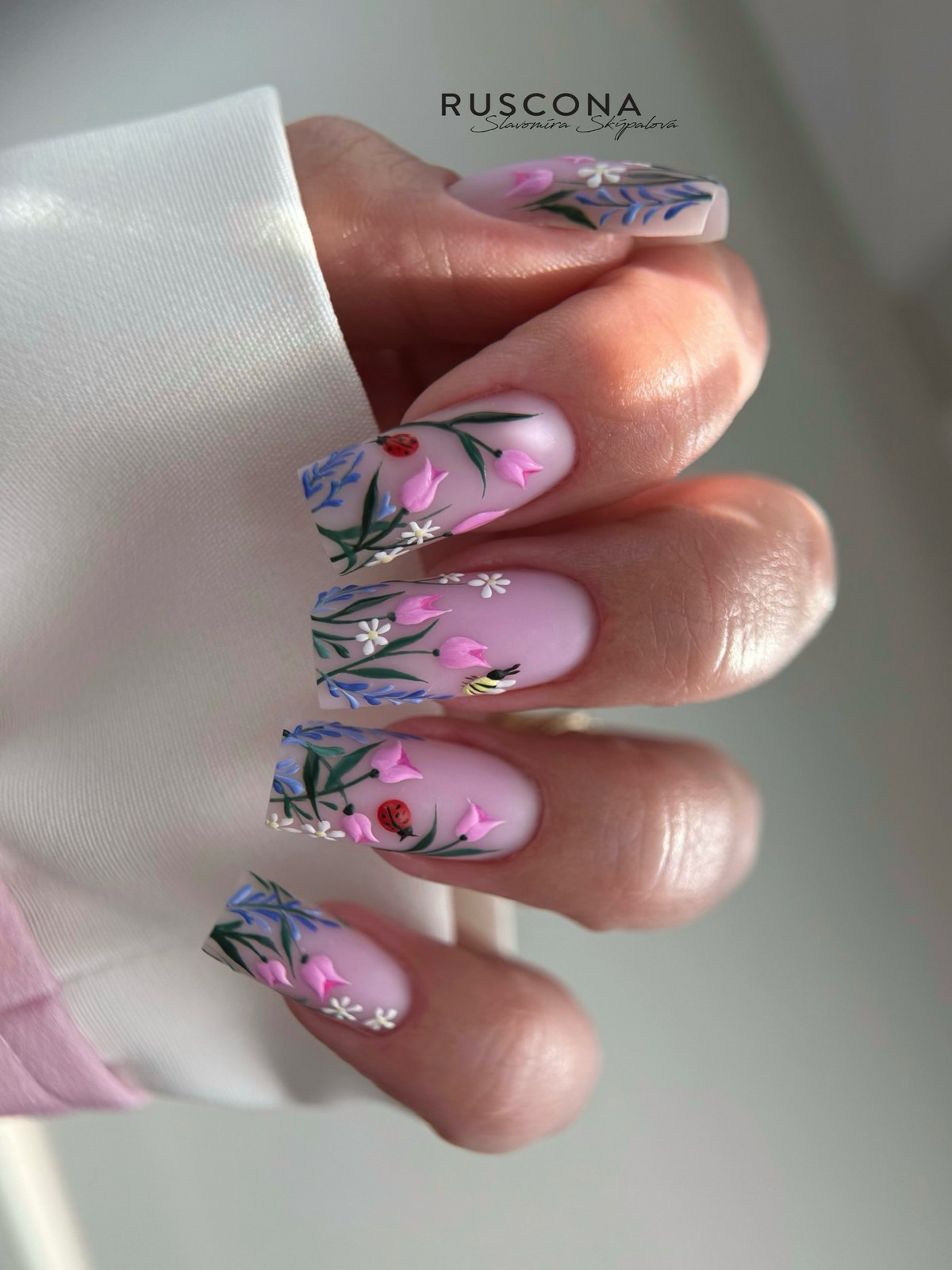 Мини-цветочки на ногтях: нежный маникюр, который вернулся в тренды