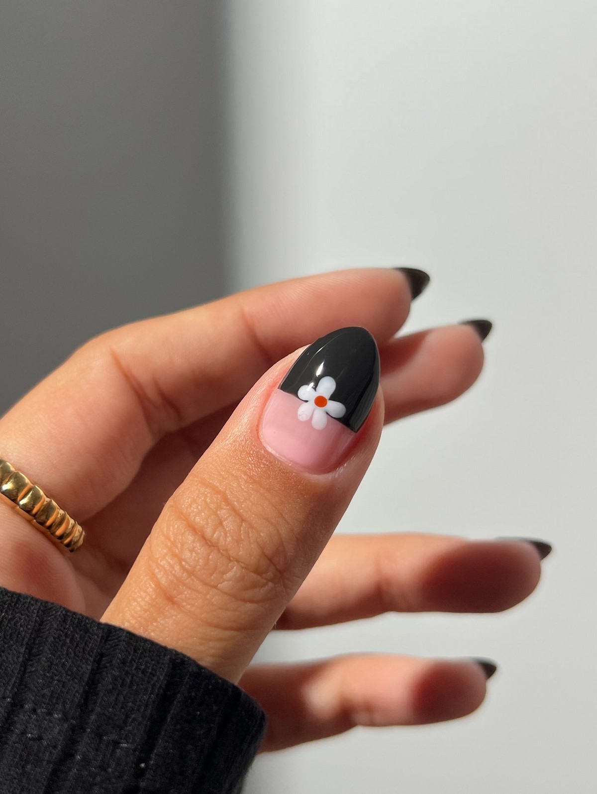 Мини-цветочки на ногтях: нежный маникюр, который вернулся в тренды