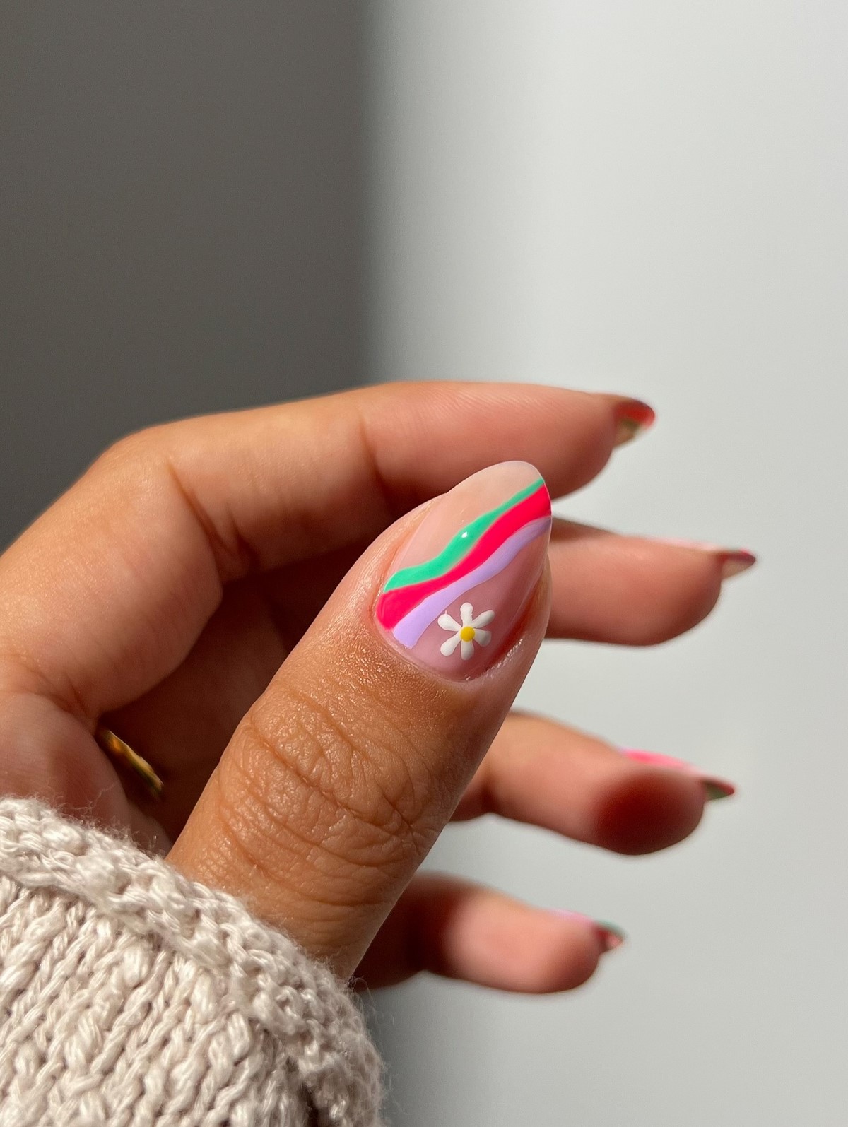 Мини-цветочки на ногтях: нежный маникюр, который вернулся в тренды