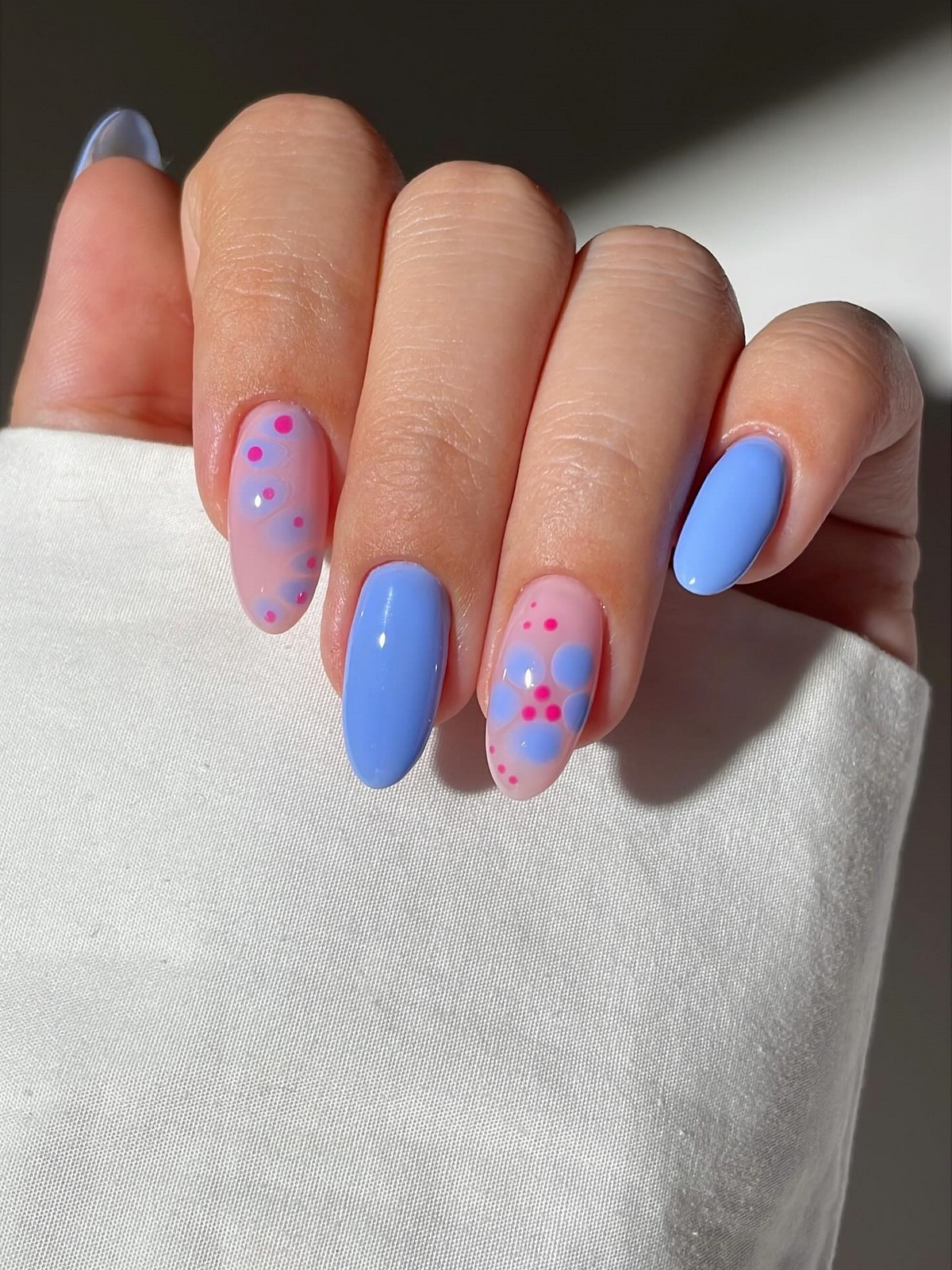 Мини-цветочки на ногтях: нежный маникюр, который вернулся в тренды