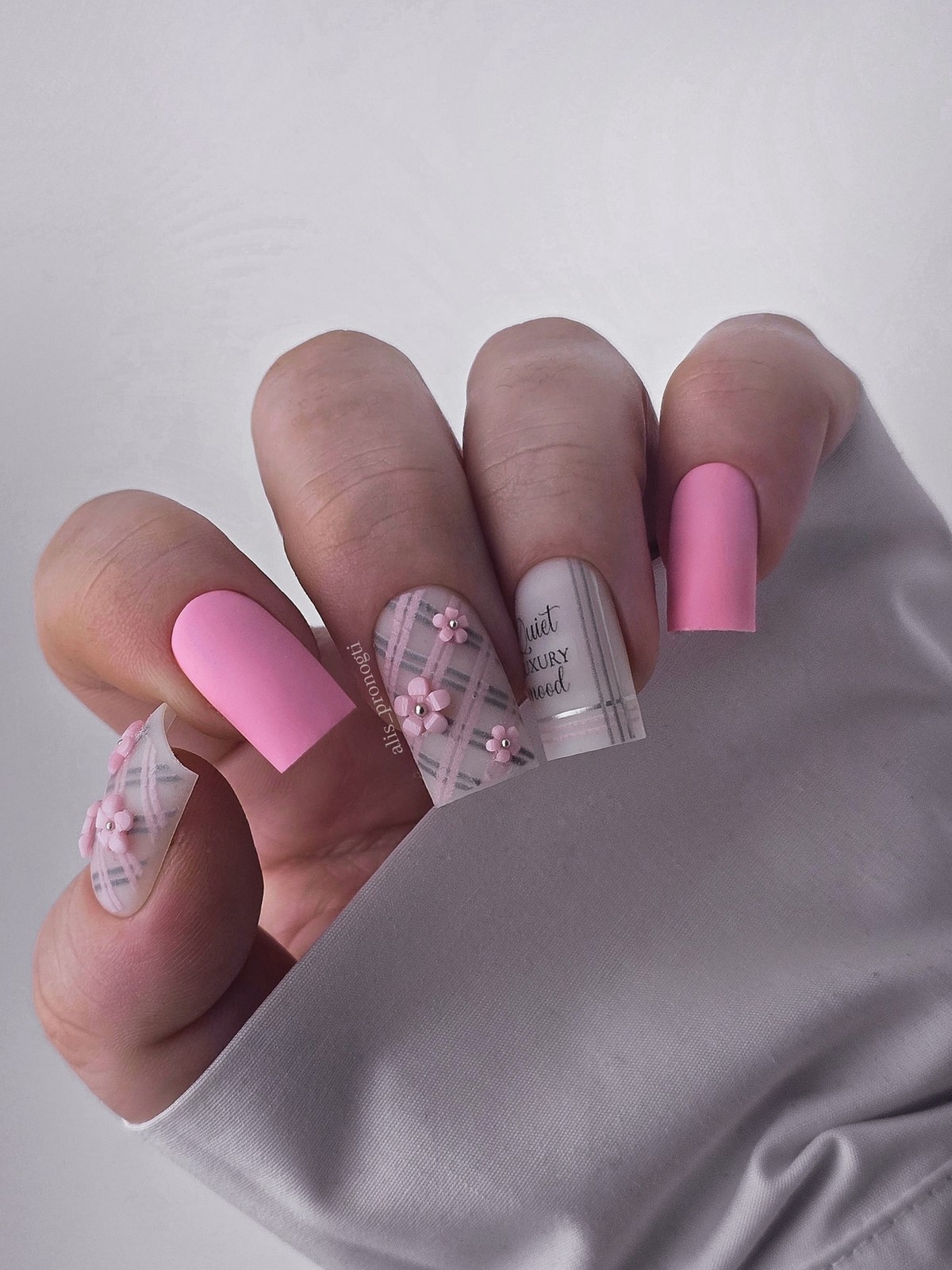 Мини-цветочки на ногтях: нежный маникюр, который вернулся в тренды