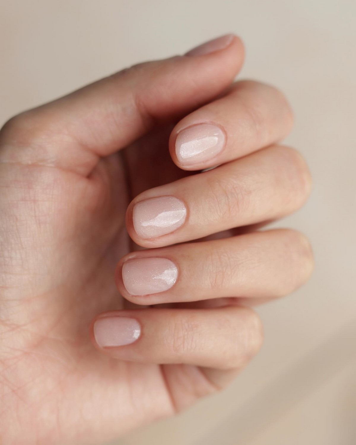 Маникюр с мягким блеском: минимализм, который выглядит дорого