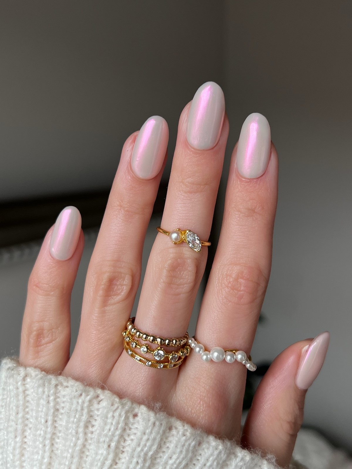 Маникюр с мягким блеском: минимализм, который выглядит дорого