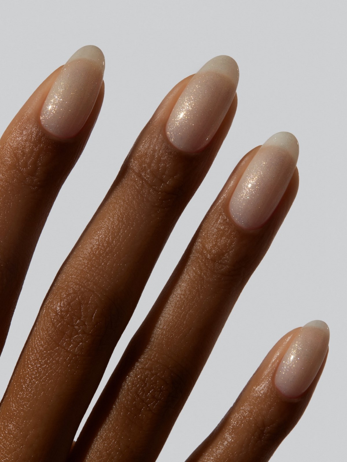 Маникюр с мягким блеском: минимализм, который выглядит дорого