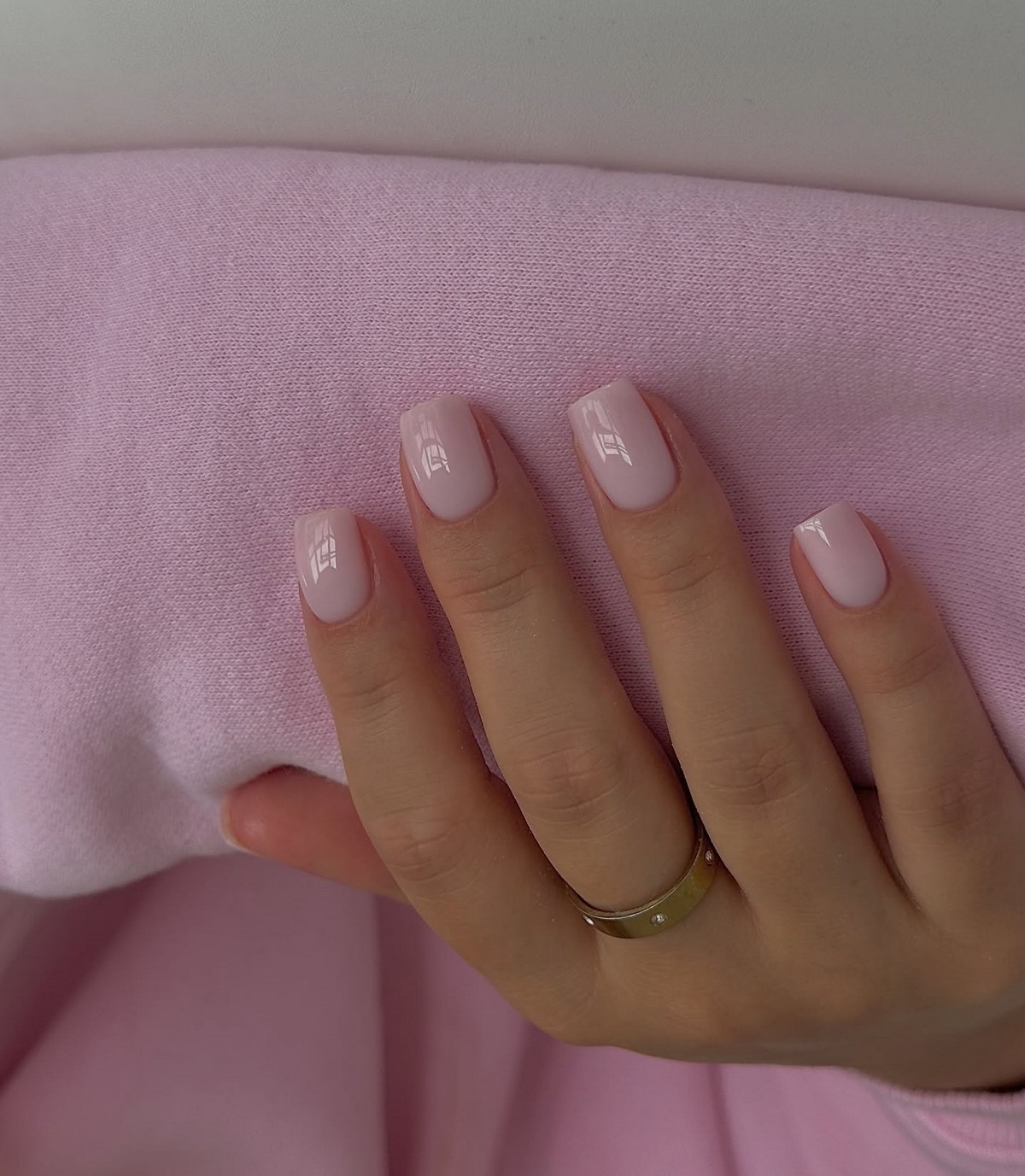 Маникюр с мягким блеском: минимализм, который выглядит дорого