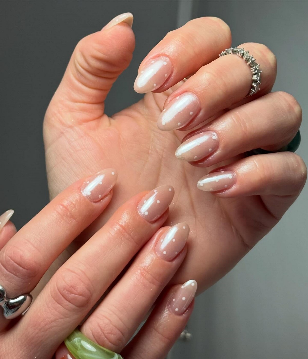 Маникюр с мягким блеском: минимализм, который выглядит дорого
