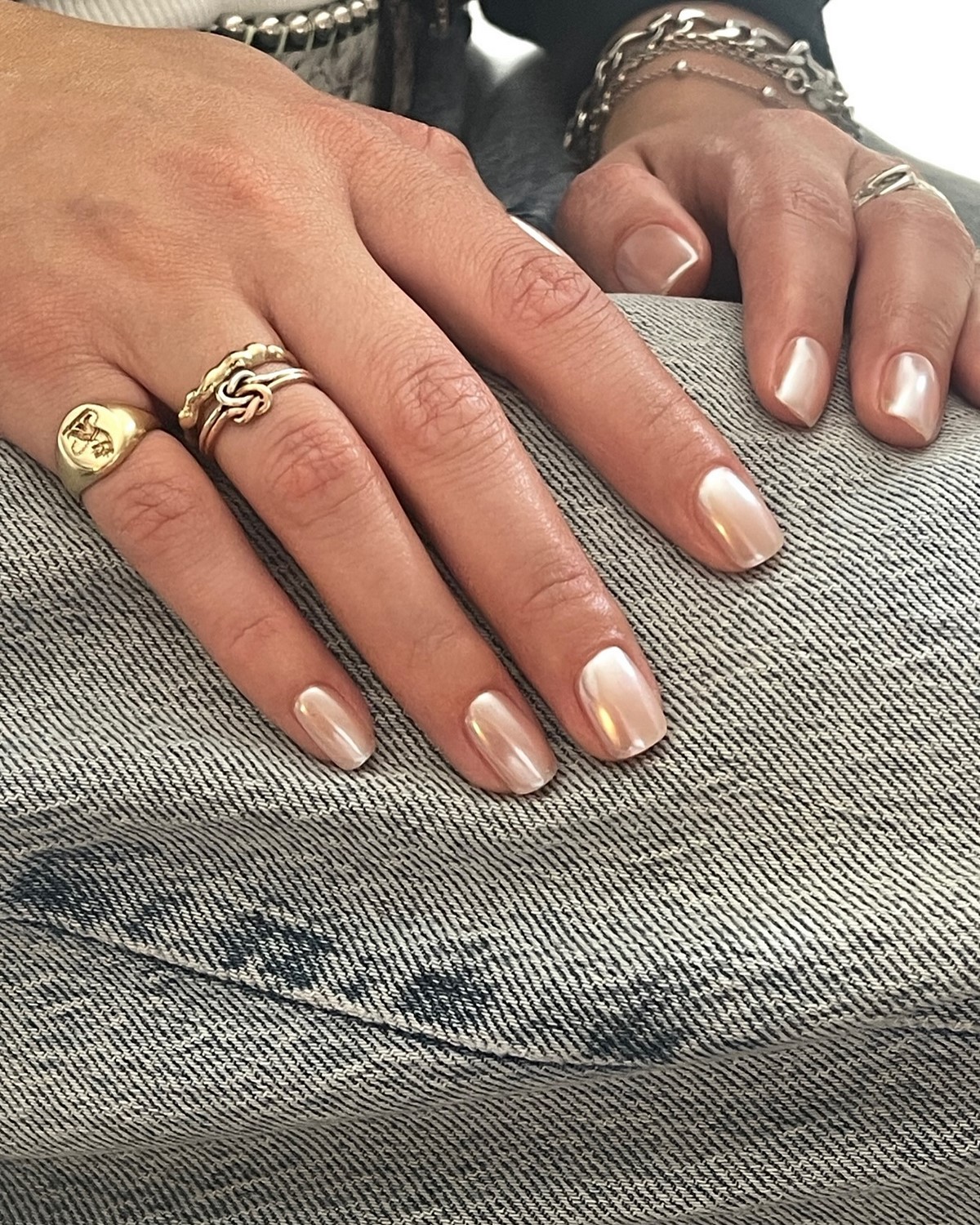 Маникюр с мягким блеском: минимализм, который выглядит дорого