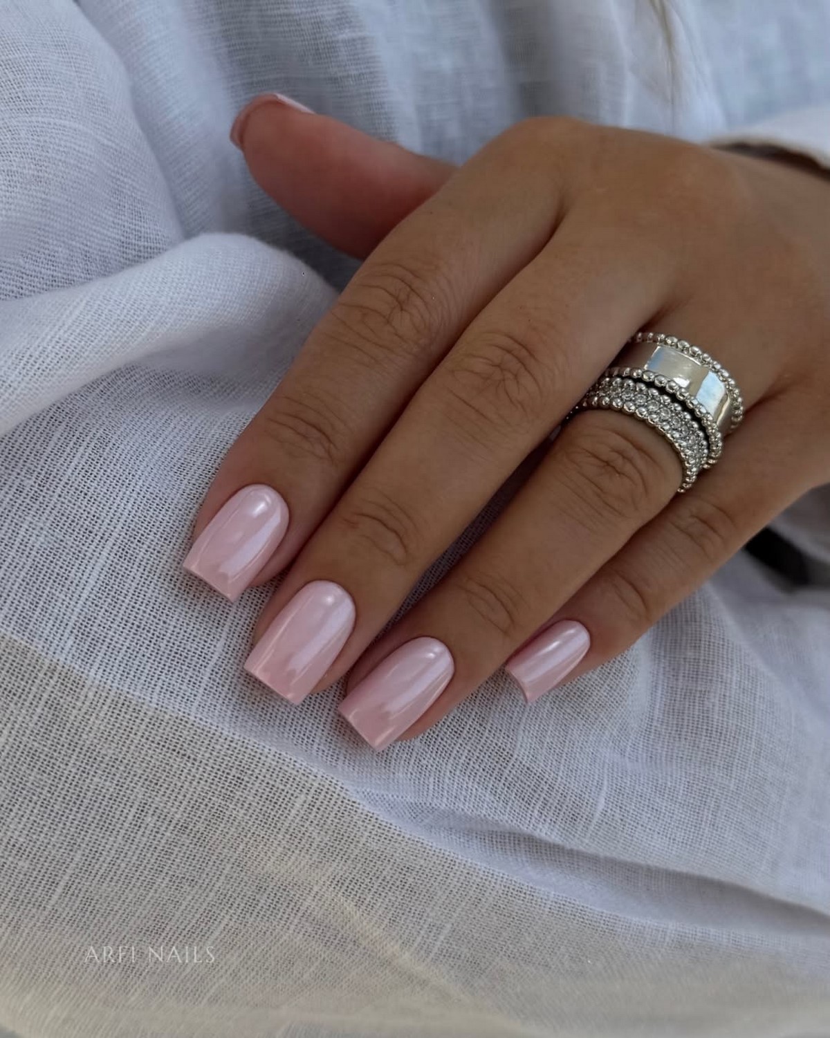 Маникюр с мягким блеском: минимализм, который выглядит дорого