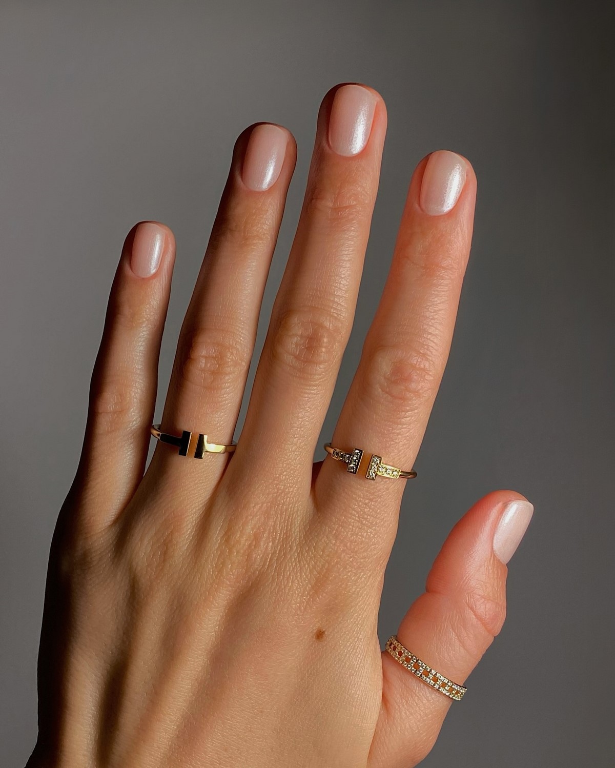 Маникюр с мягким блеском: минимализм, который выглядит дорого