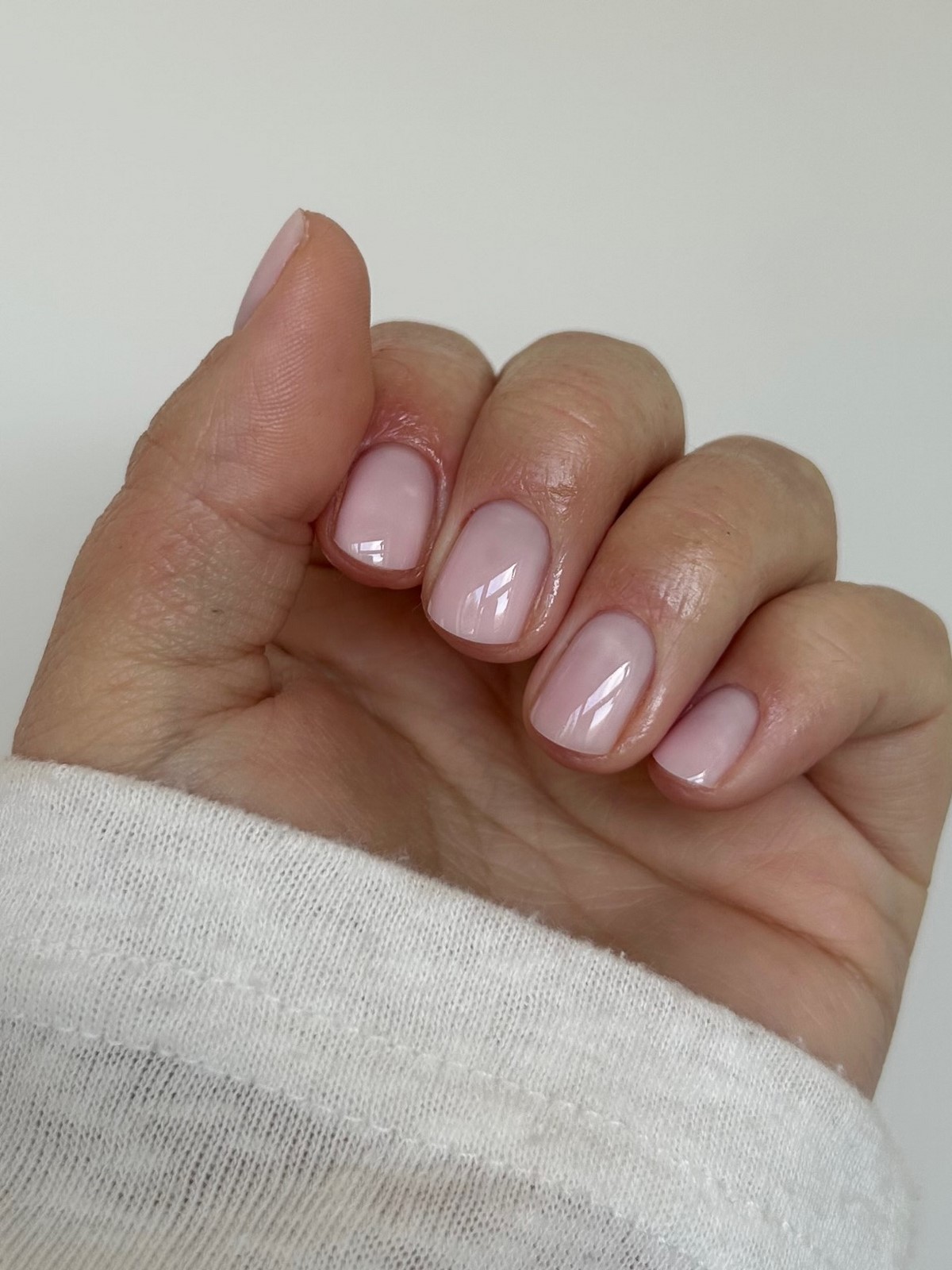 Маникюр с мягким блеском: минимализм, который выглядит дорого
