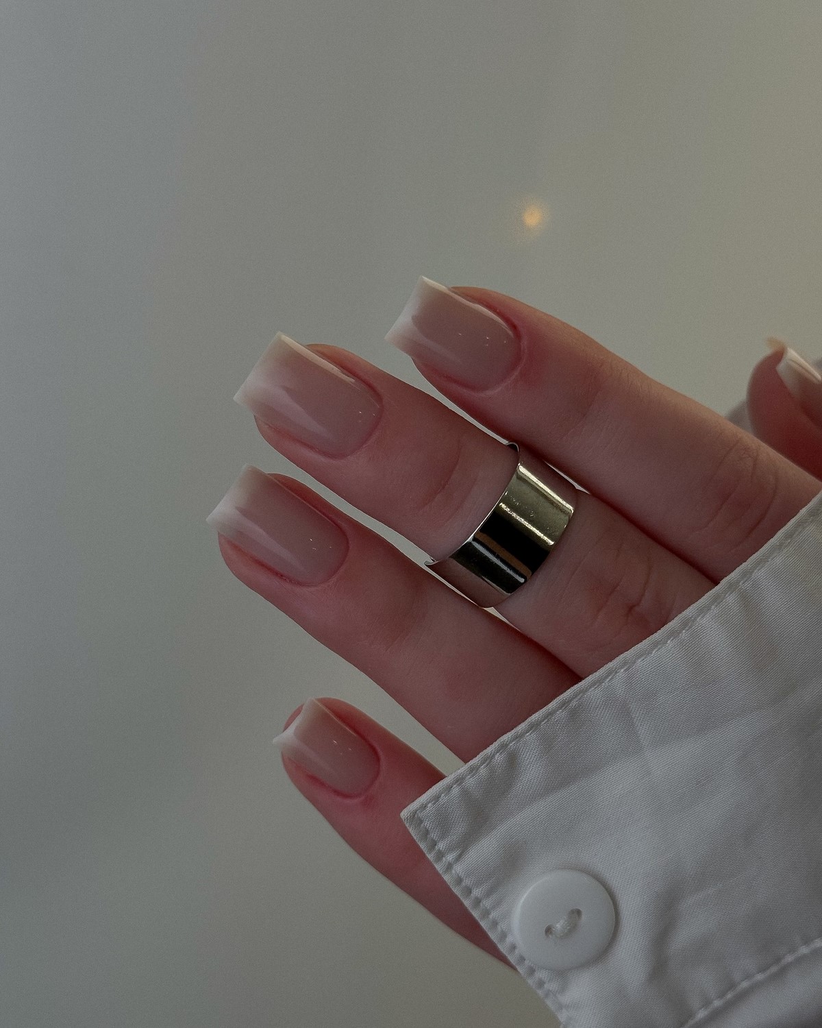 Маникюр с мягким блеском: минимализм, который выглядит дорого