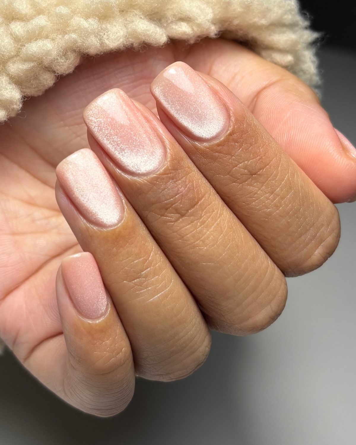 Маникюр с мягким блеском: минимализм, который выглядит дорого