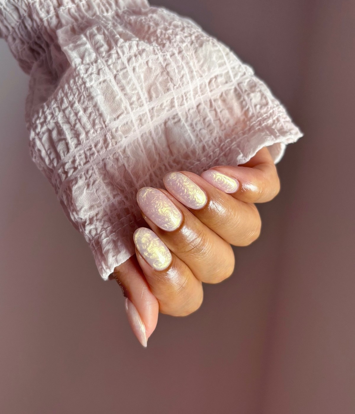 Маникюр с мягким блеском: минимализм, который выглядит дорого