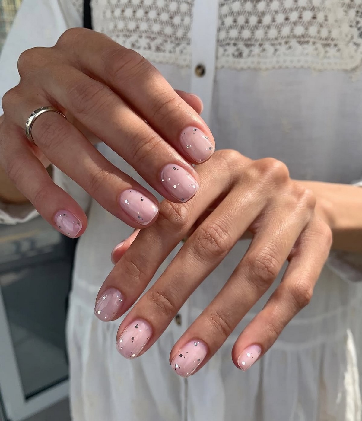 Маникюр с мягким блеском: минимализм, который выглядит дорого