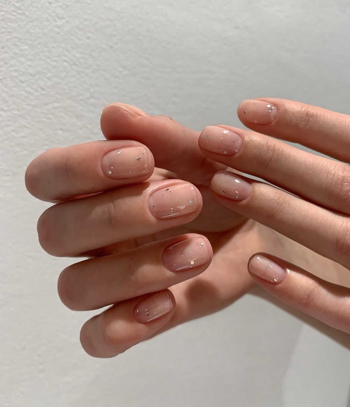 Маникюр с мягким блеском: минимализм, который выглядит дорого