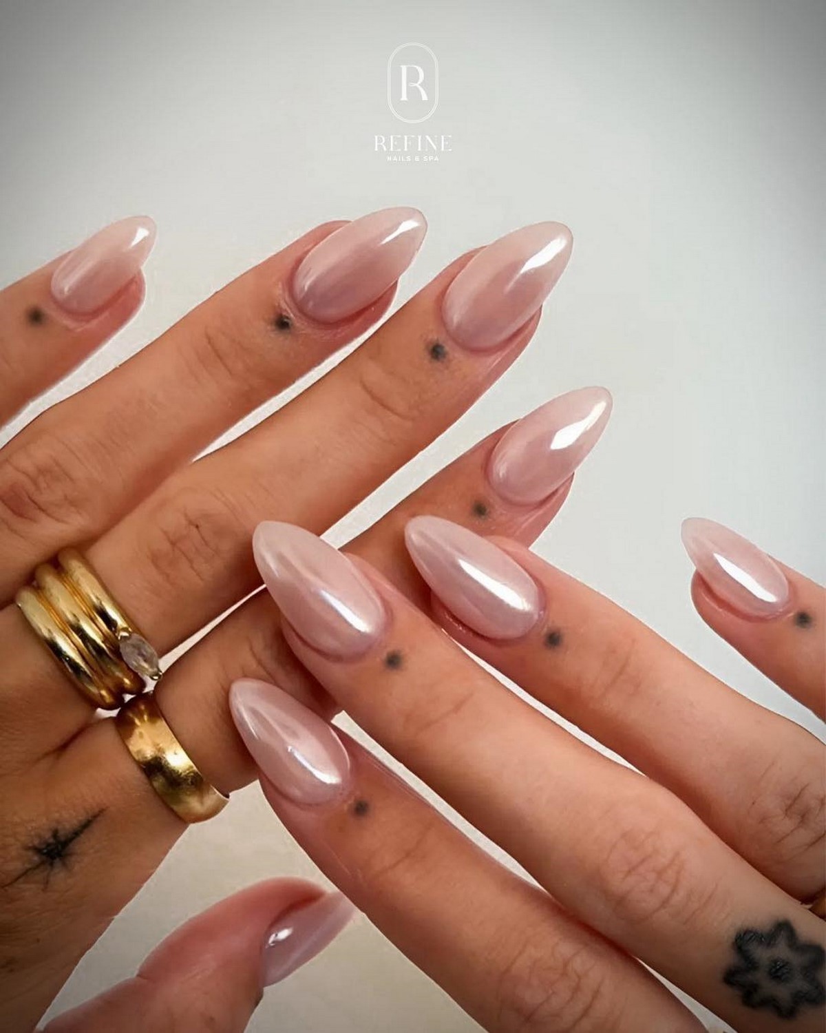 Маникюр с мягким блеском: минимализм, который выглядит дорого