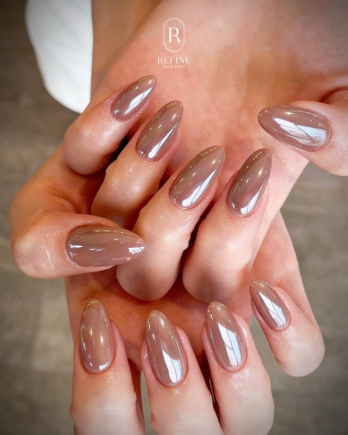 Маникюр с мягким блеском: минимализм, который выглядит дорого