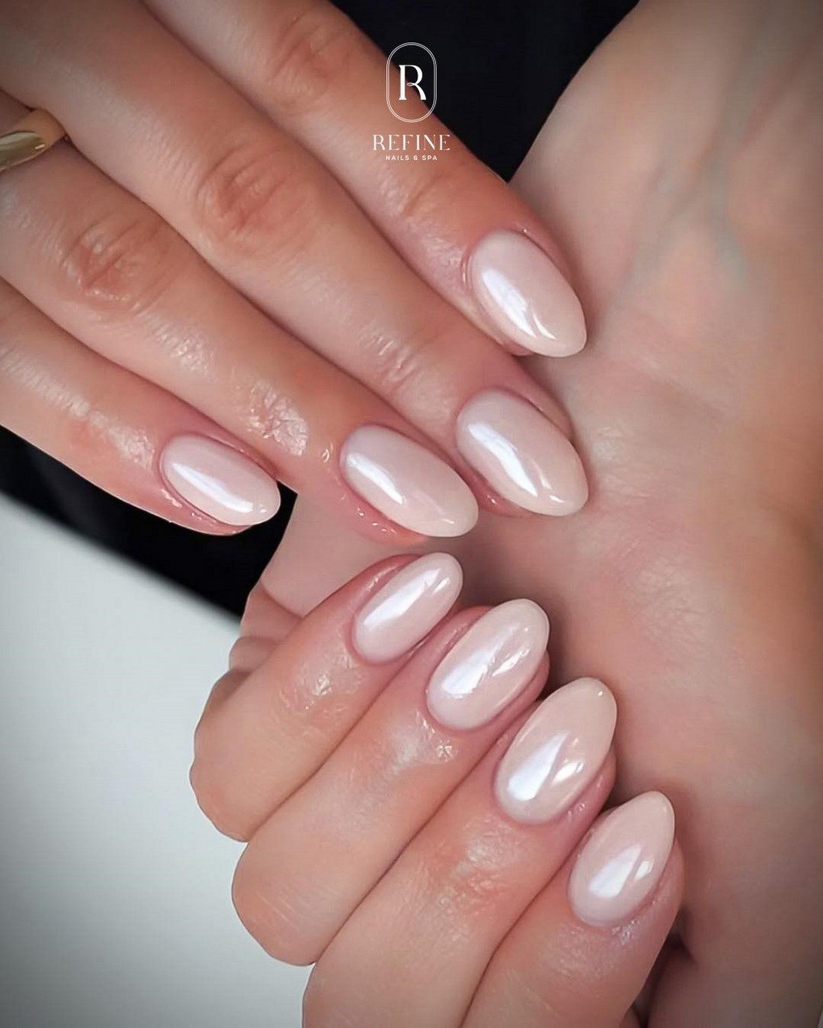 Маникюр с мягким блеском: минимализм, который выглядит дорого