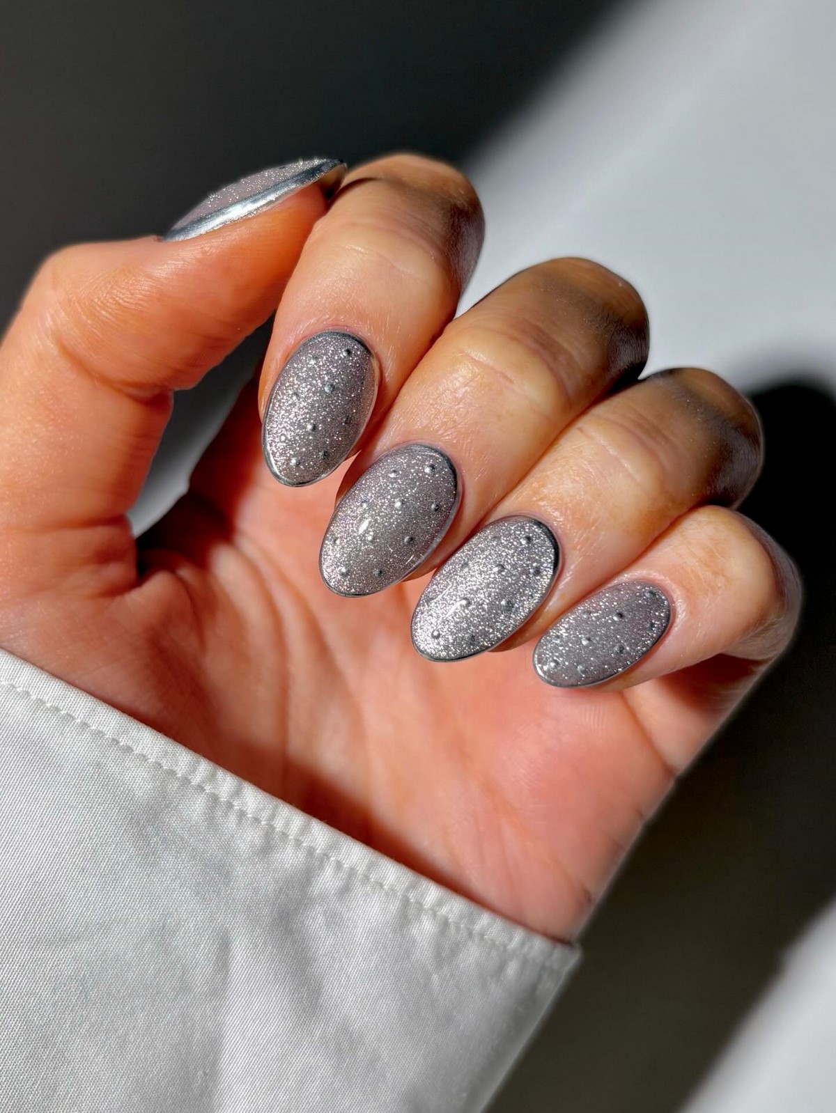 Маникюр с мягким блеском: минимализм, который выглядит дорого