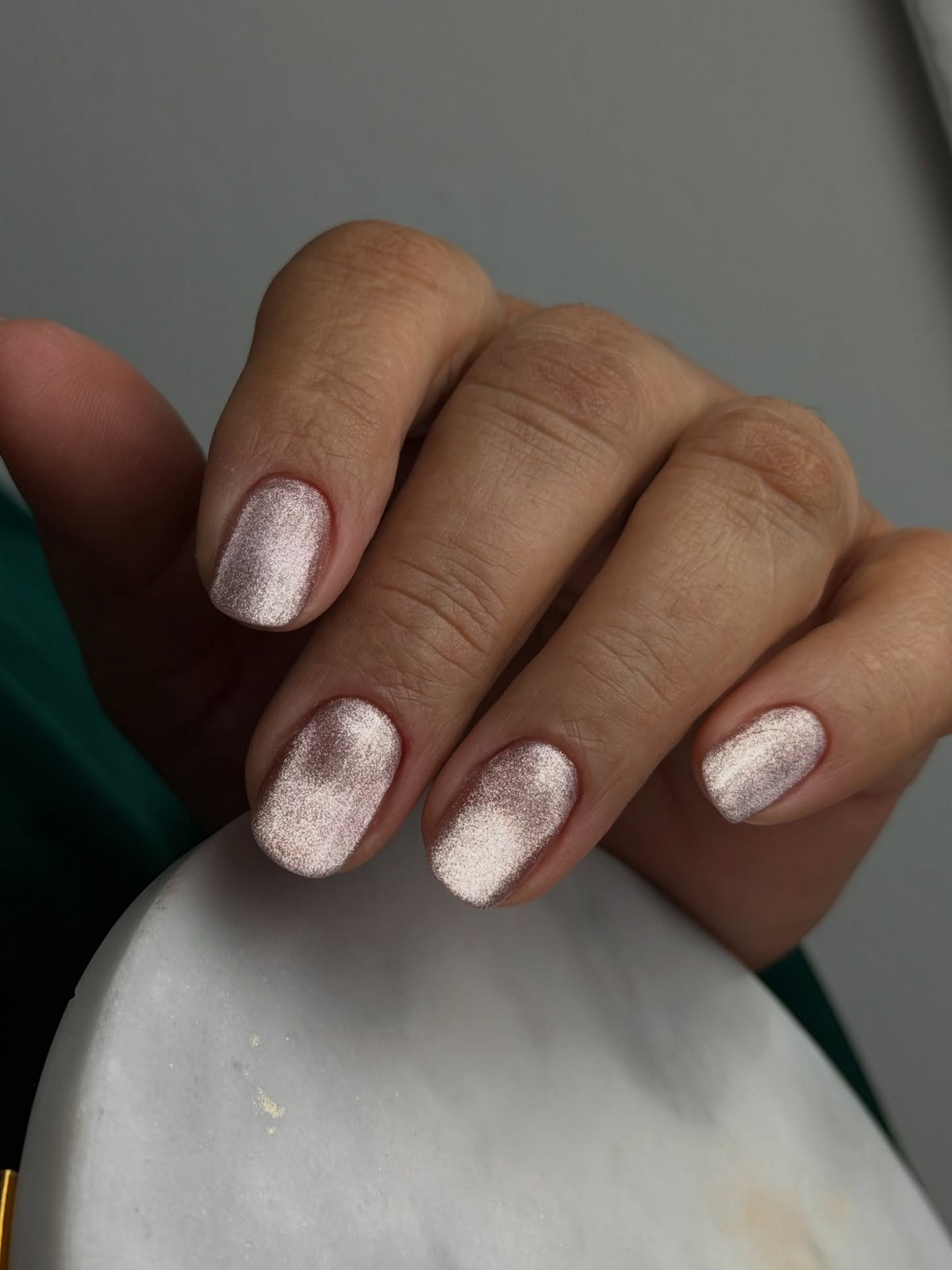 Маникюр с мягким блеском: минимализм, который выглядит дорого