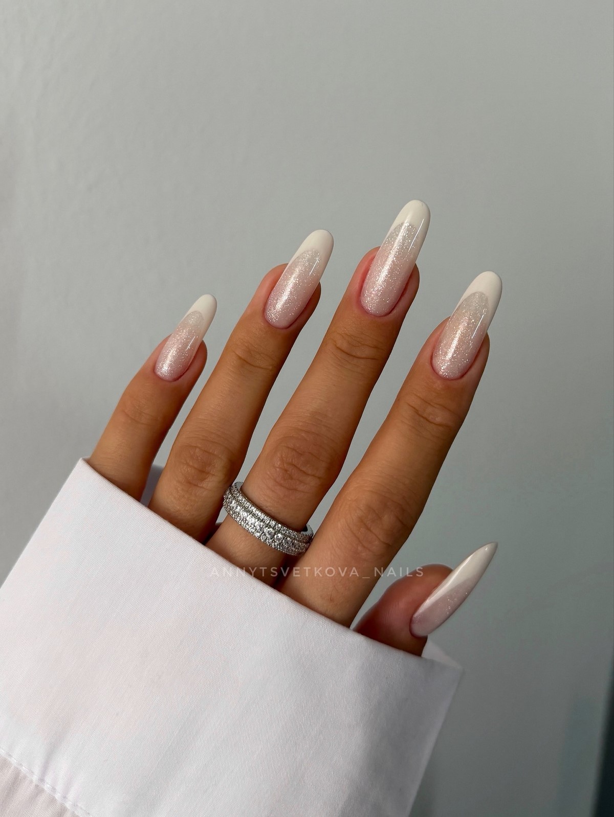 Маникюр с мягким блеском: минимализм, который выглядит дорого