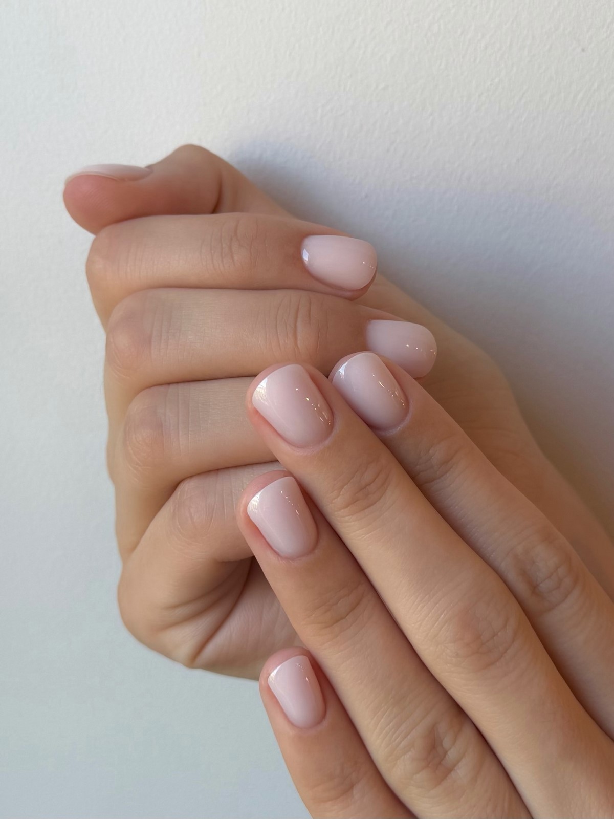 Маникюр с эффектом “чистых ногтей”: тренд, который заменил сложный дизайн