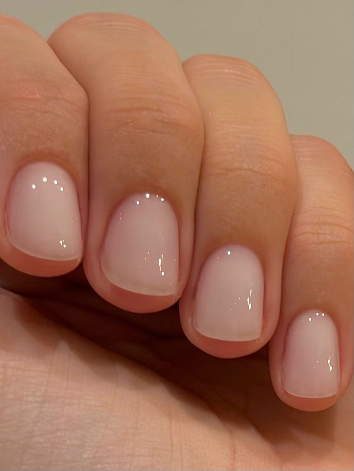 Маникюр с эффектом “чистых ногтей”: тренд, который заменил сложный дизайн