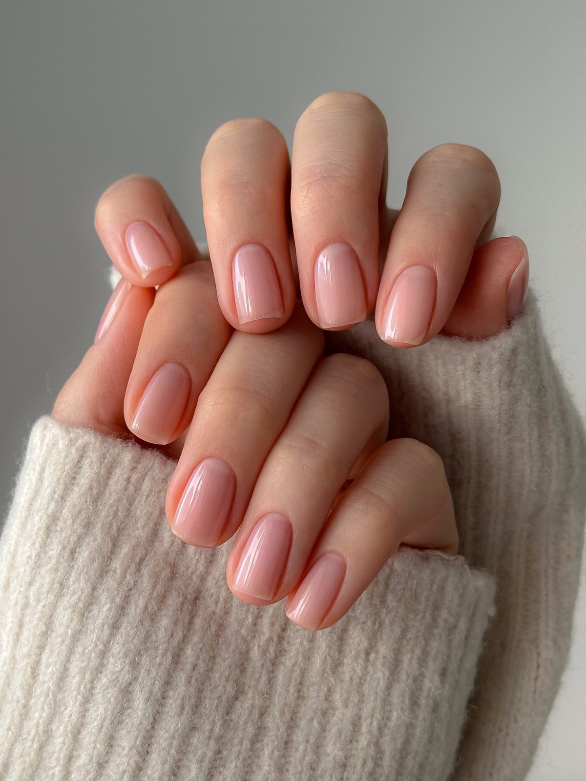 Маникюр с эффектом “чистых ногтей”: тренд, который заменил сложный дизайн