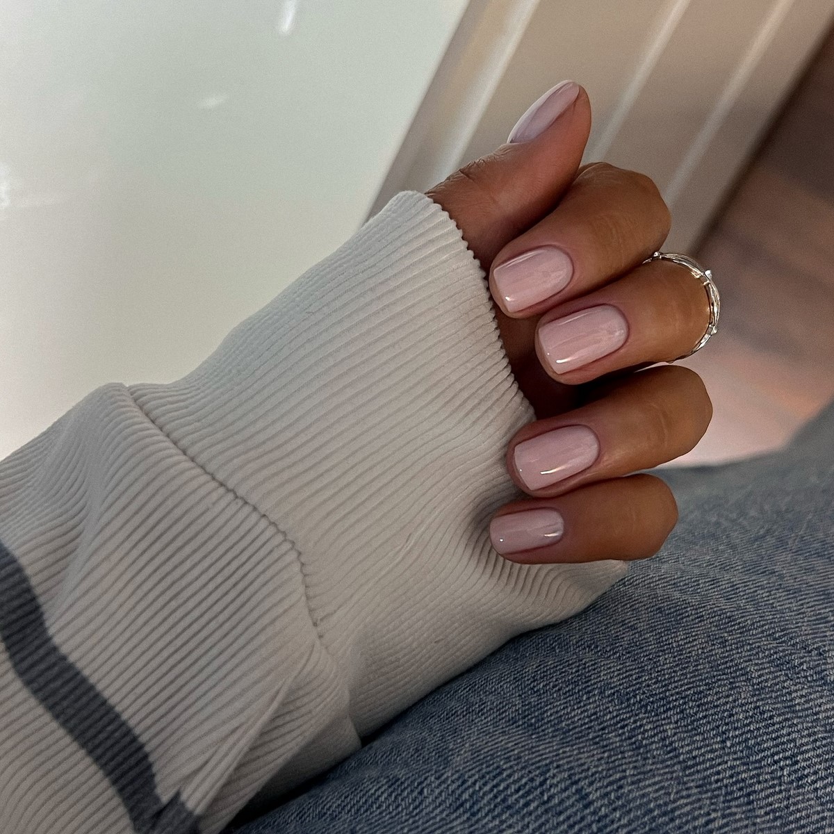 Маникюр с эффектом “чистых ногтей”: тренд, который заменил сложный дизайн