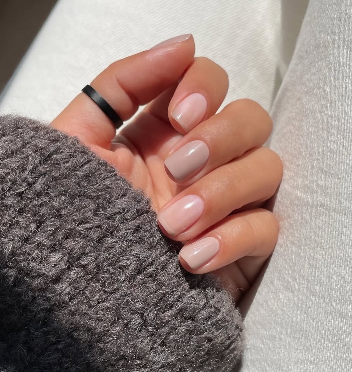 Маникюр с эффектом “чистых ногтей”: тренд, который заменил сложный дизайн