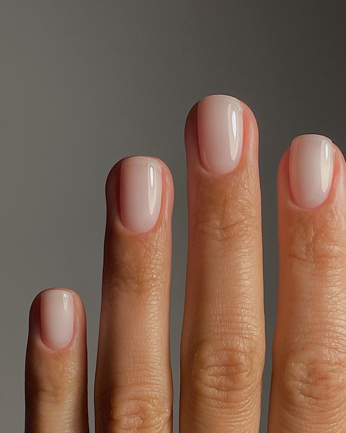 Маникюр с эффектом “чистых ногтей”: тренд, который заменил сложный дизайн