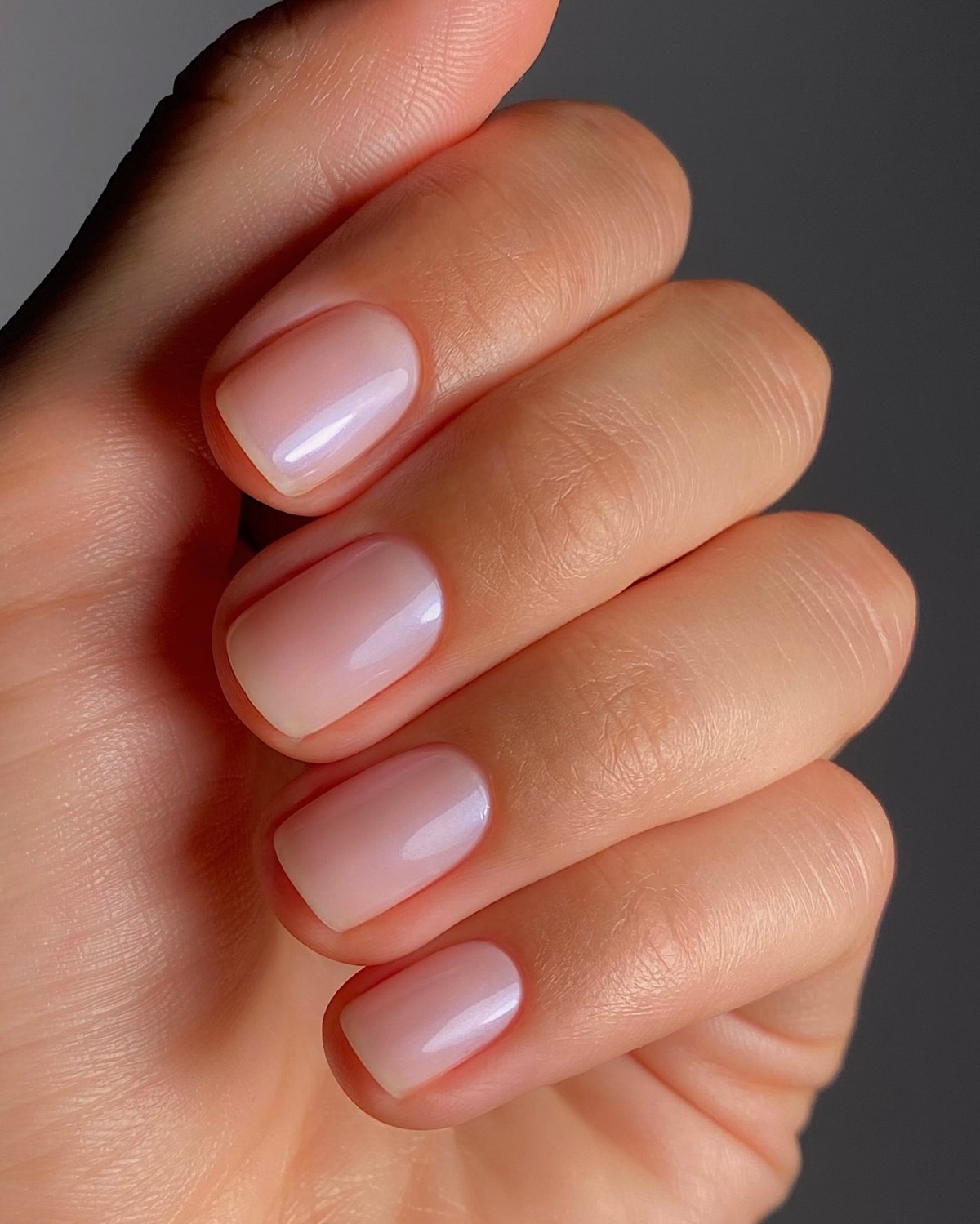 Маникюр с эффектом “чистых ногтей”: тренд, который заменил сложный дизайн