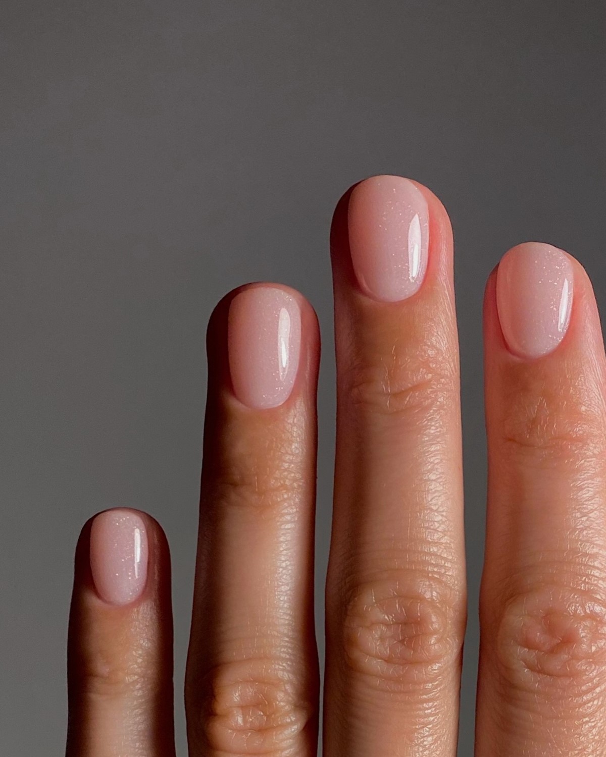 Маникюр с эффектом “чистых ногтей”: тренд, который заменил сложный дизайн