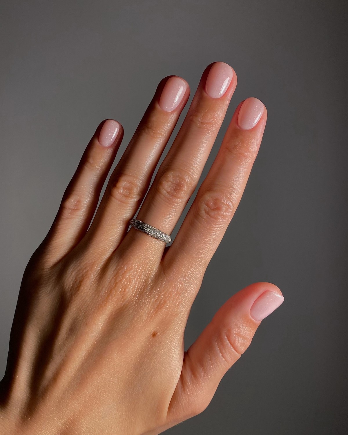 Маникюр с эффектом “чистых ногтей”: тренд, который заменил сложный дизайн