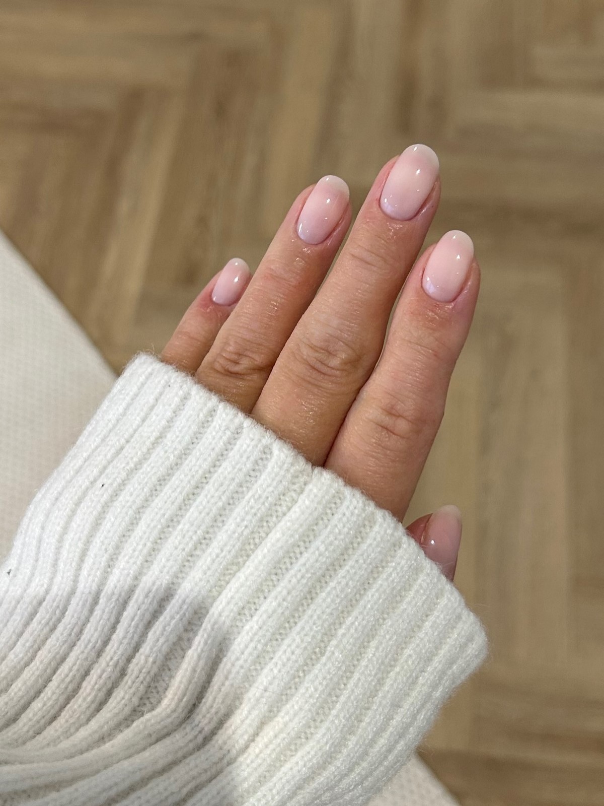 Маникюр с эффектом “чистых ногтей”: тренд, который заменил сложный дизайн