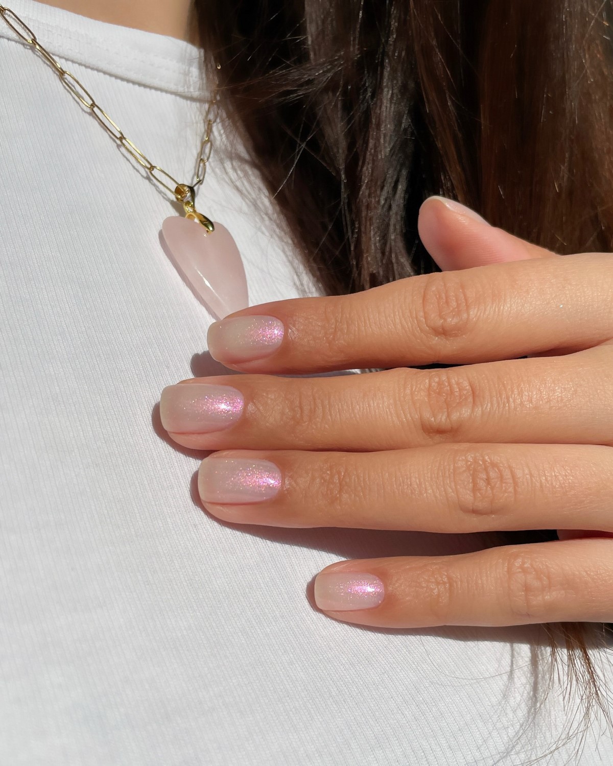 Маникюр с эффектом “чистых ногтей”: тренд, который заменил сложный дизайн