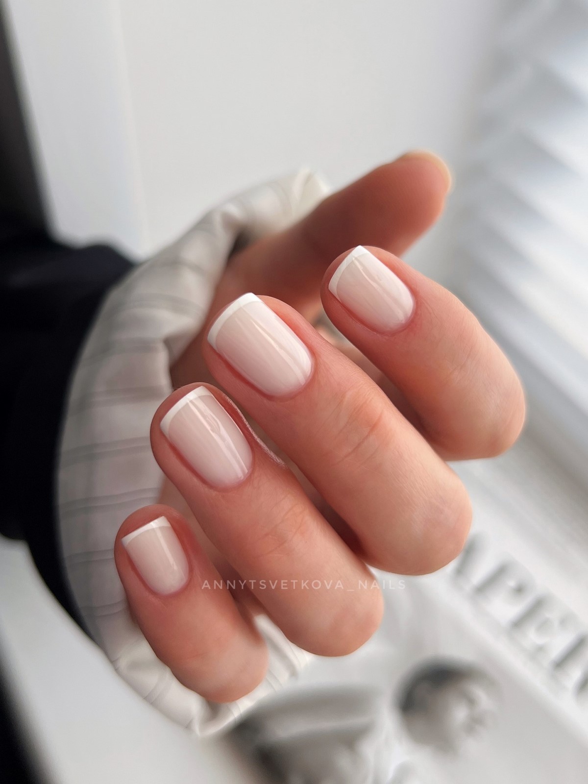 Маникюр с эффектом “чистых ногтей”: тренд, который заменил сложный дизайн