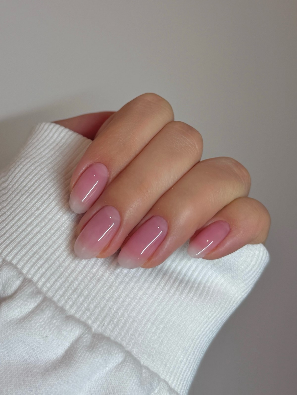 Маникюр с эффектом “чистых ногтей”: тренд, который заменил сложный дизайн