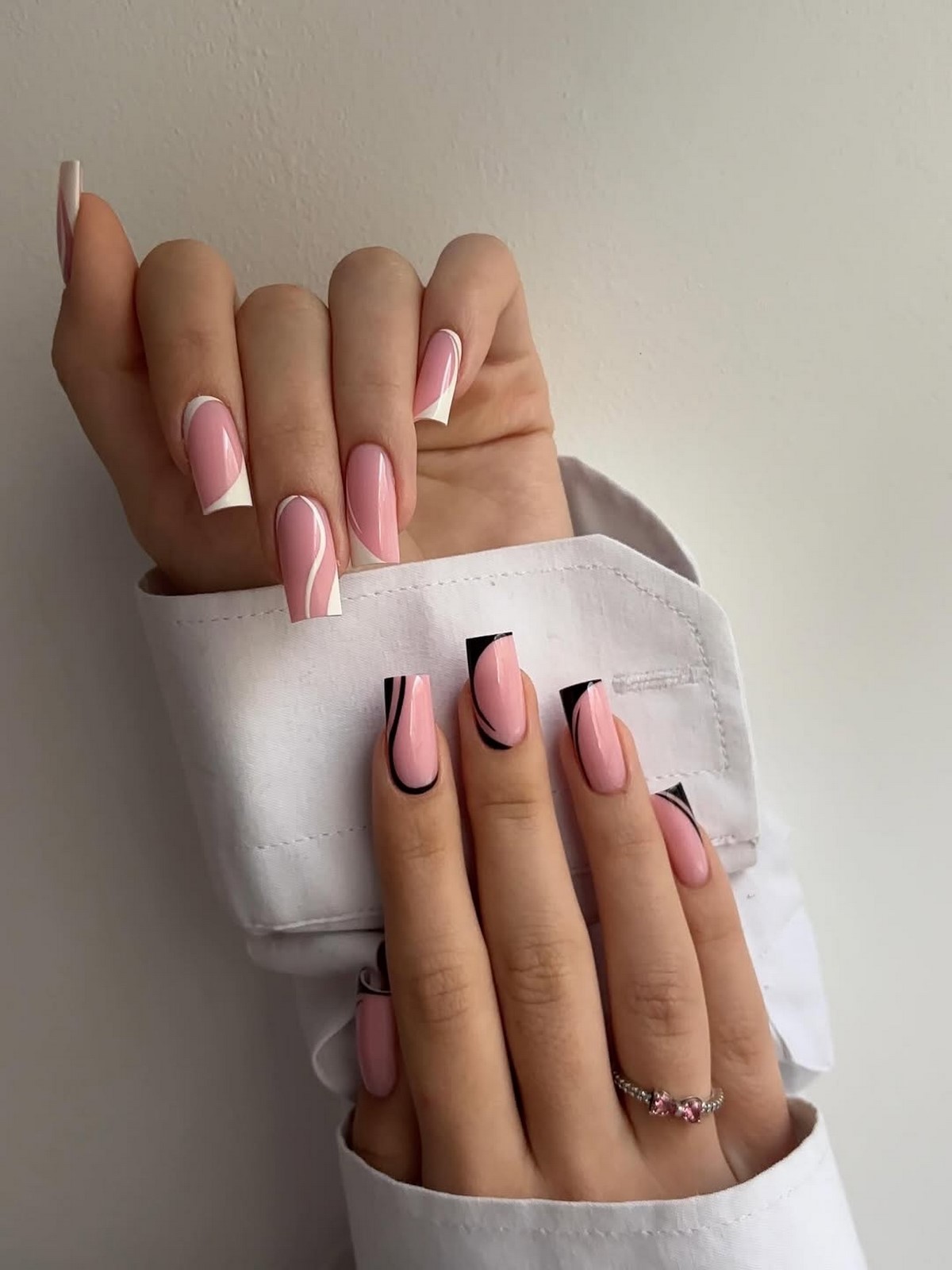 Маникюр с прозрачным центром: новый эффект легкости на ногтях