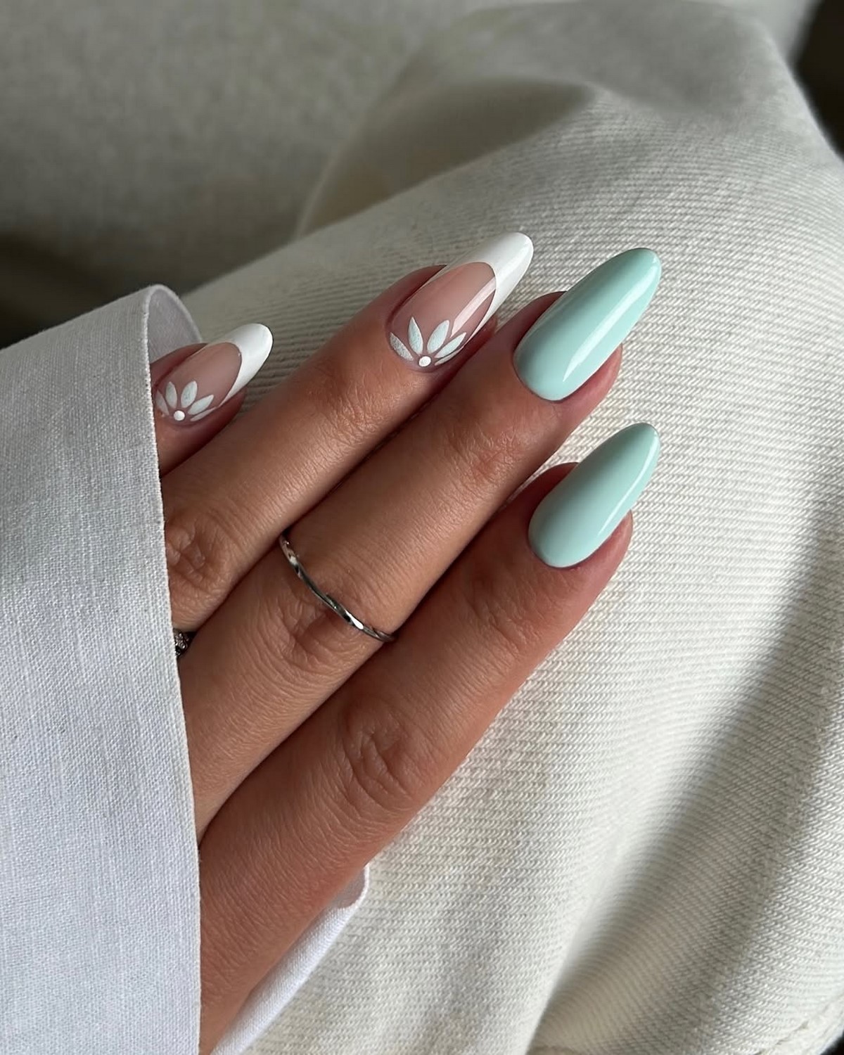 Маникюр с прозрачным центром: новый эффект легкости на ногтях