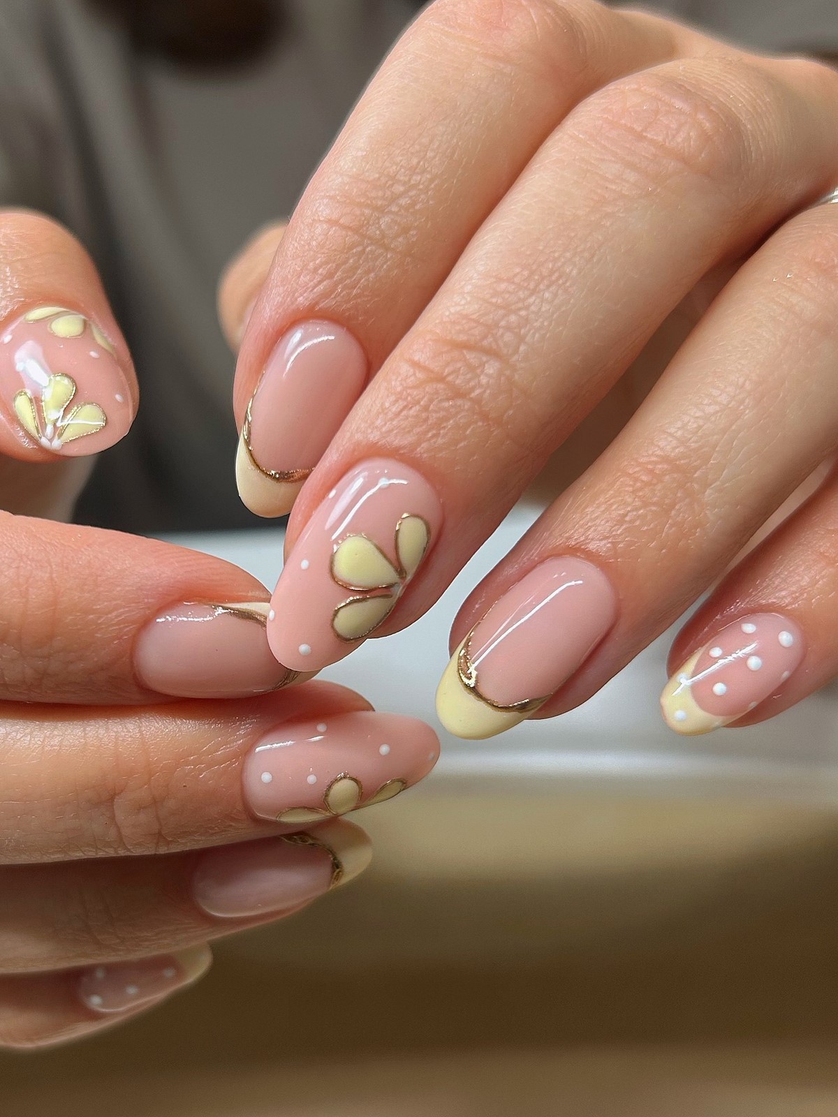 Маникюр с прозрачным центром: новый эффект легкости на ногтях