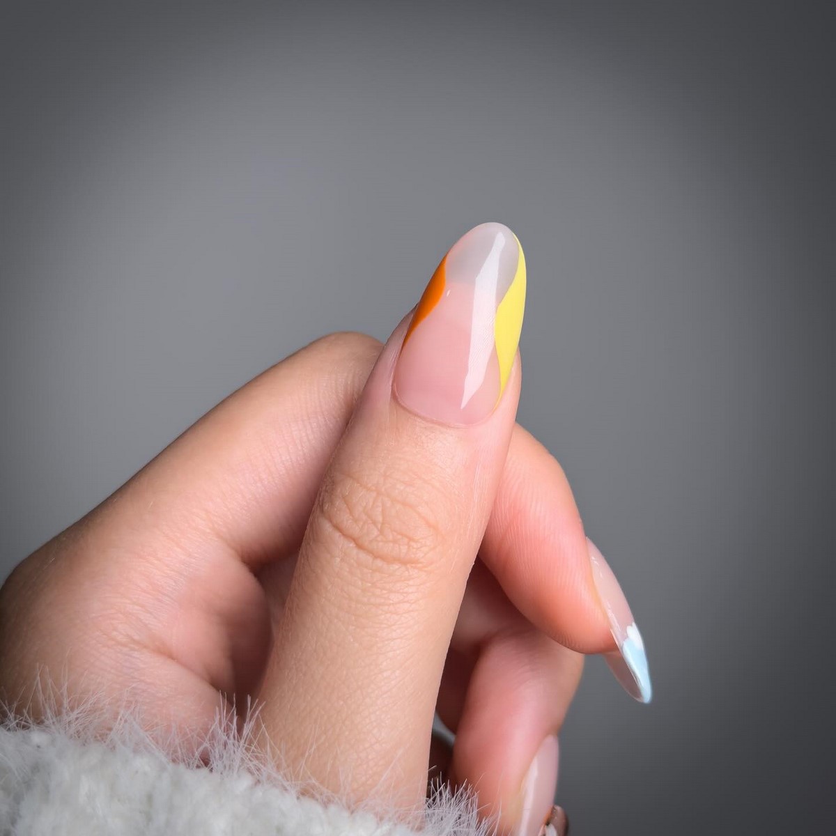 Маникюр с прозрачным центром: новый эффект легкости на ногтях