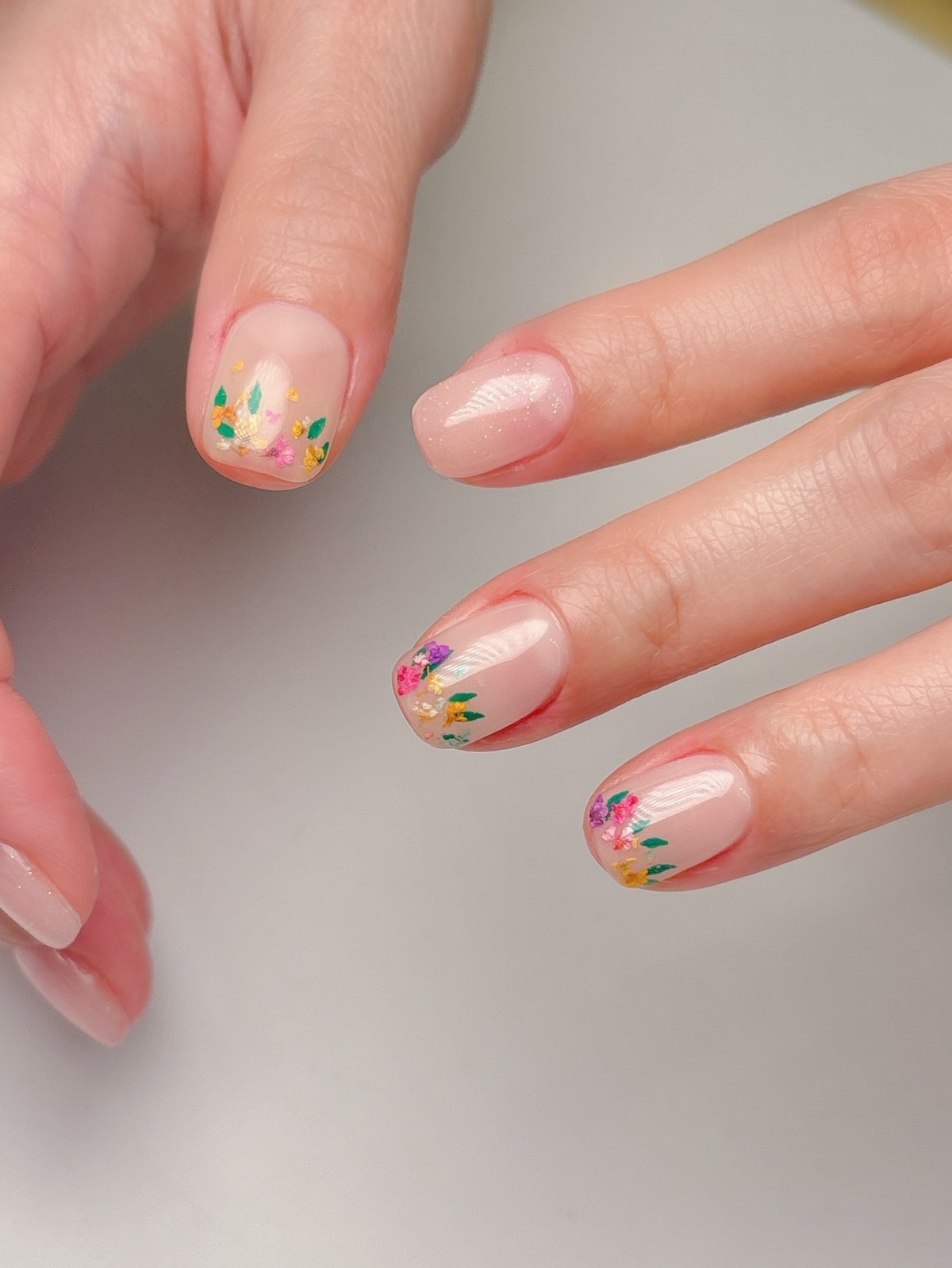 Маникюр с прозрачным центром: новый эффект легкости на ногтях