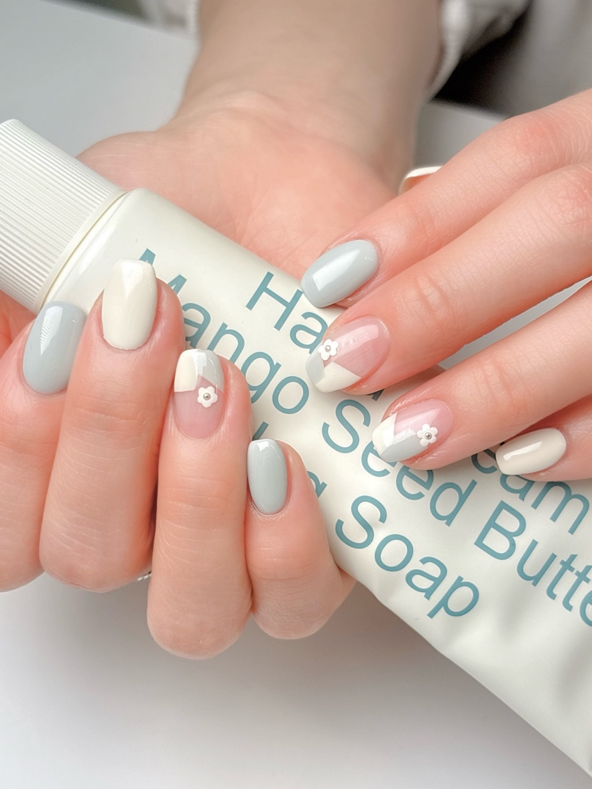 Маникюр с прозрачным центром: новый эффект легкости на ногтях