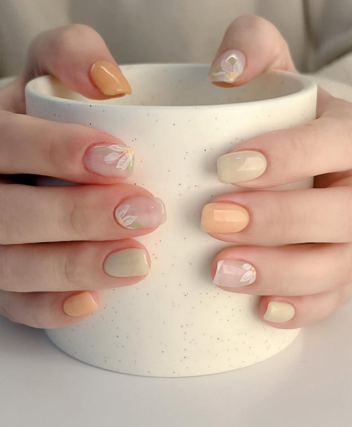 Маникюр с прозрачным центром: новый эффект легкости на ногтях