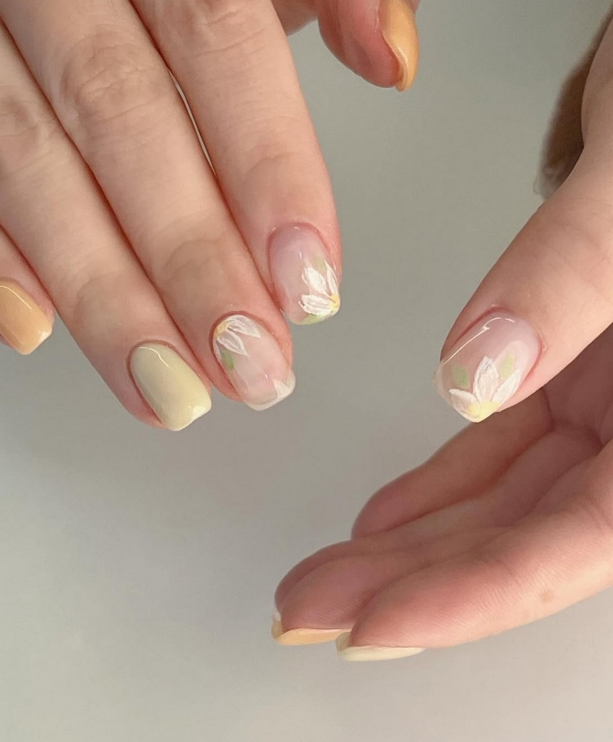 Маникюр с прозрачным центром: новый эффект легкости на ногтях