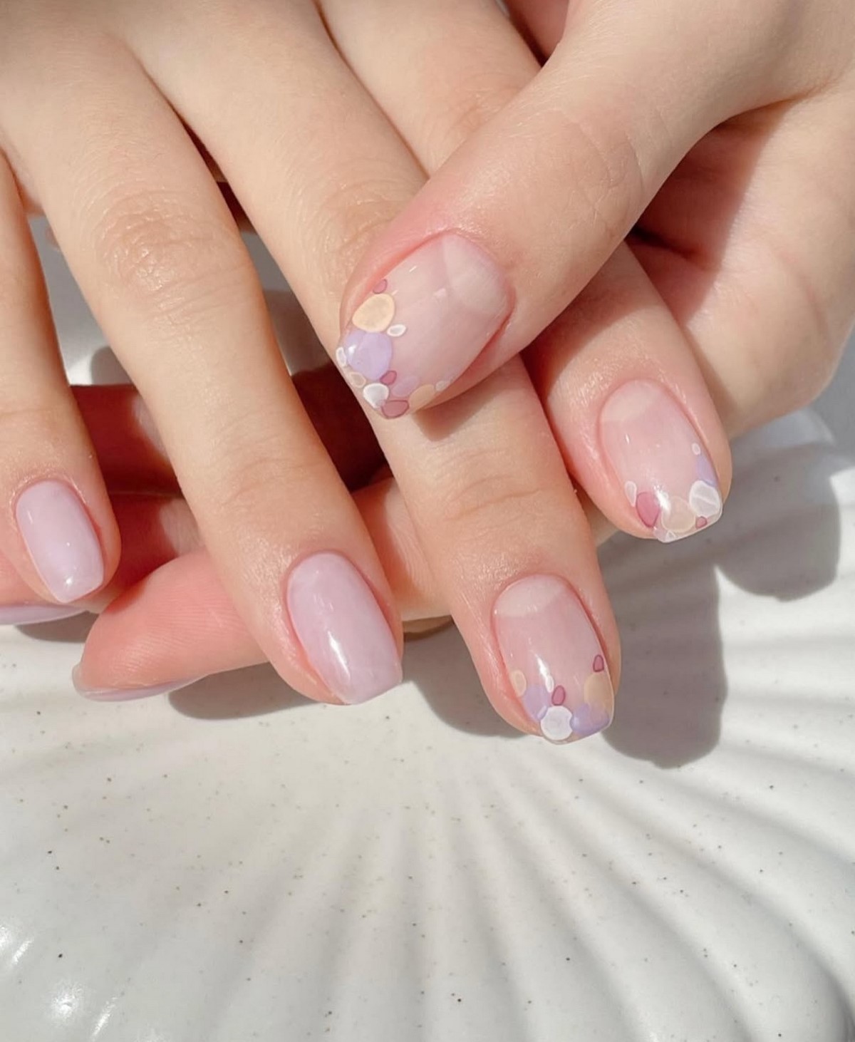 Маникюр с прозрачным центром: новый эффект легкости на ногтях