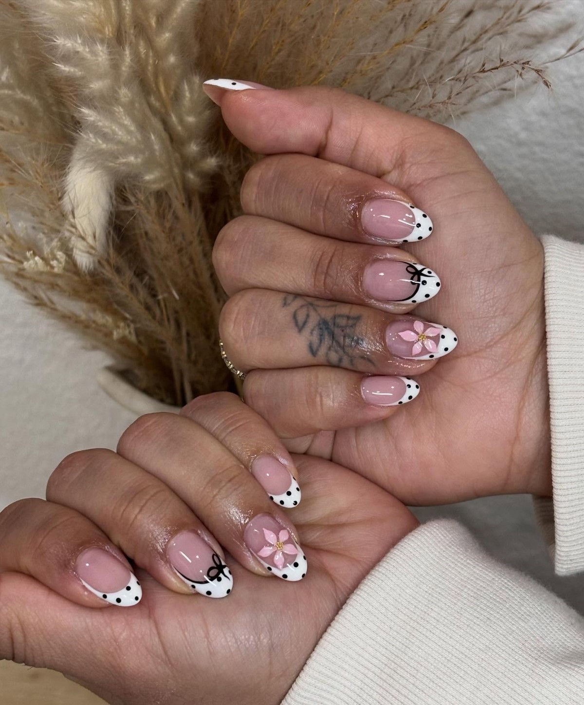 Маникюр с прозрачным центром: новый эффект легкости на ногтях